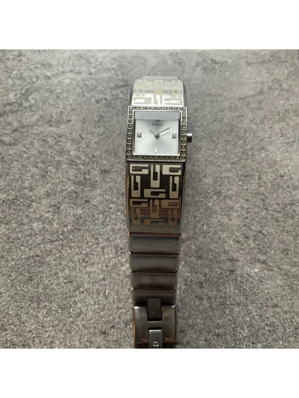 Vintage Guess Womens Bracelet Watch 18mm Silver Tone Case And Band U11523L2 B-Z